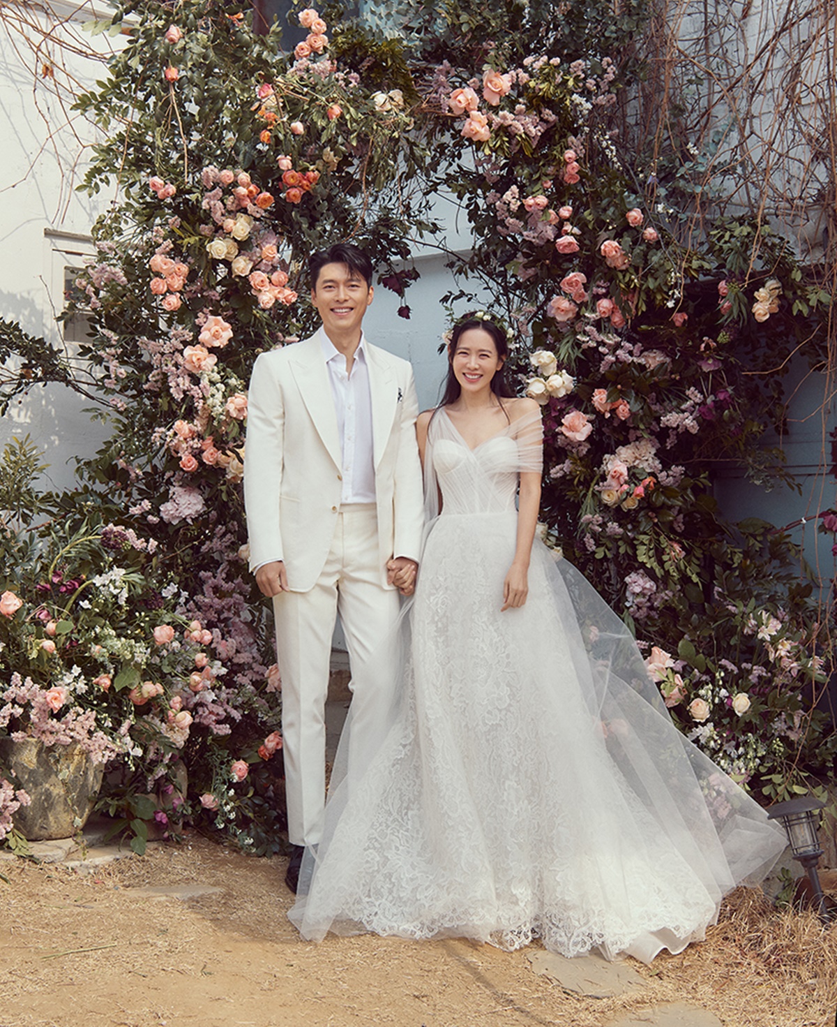 Bạn có muốn ghép ảnh của mình vào một bức ảnh cưới của Hyun Bin và Son Ye Jin, và trải nghiệm cảm giác như bạn là chính nhân vật trong bức ảnh đó không? Đây là trào lưu mới nhất của Hàn Quốc, đến với các sao Việt và diễn viên Hàn Quốc. Hãy tham gia ngay và tạo ra những bức ảnh cưới ấn tượng nhất.