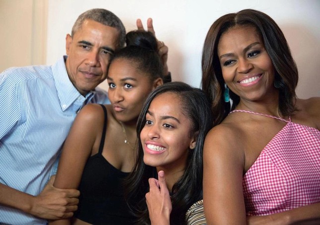 Hai con gái nhà Obama đều đã có bạn trai.