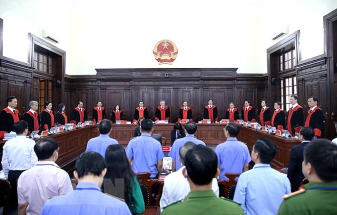 Hội đồng thẩm phán gồm 17 thẩm phán cao cấp do Chánh án Nguyễn Hòa Bình làm chủ tọa. Ảnh: TTXVN.