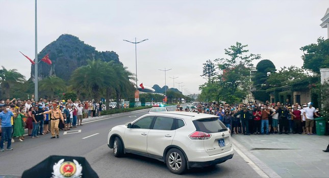 Hàng trăm người dân hiếu kỳ chen nhau xem cảnh cựu chủ tịch thành phố bị bắt