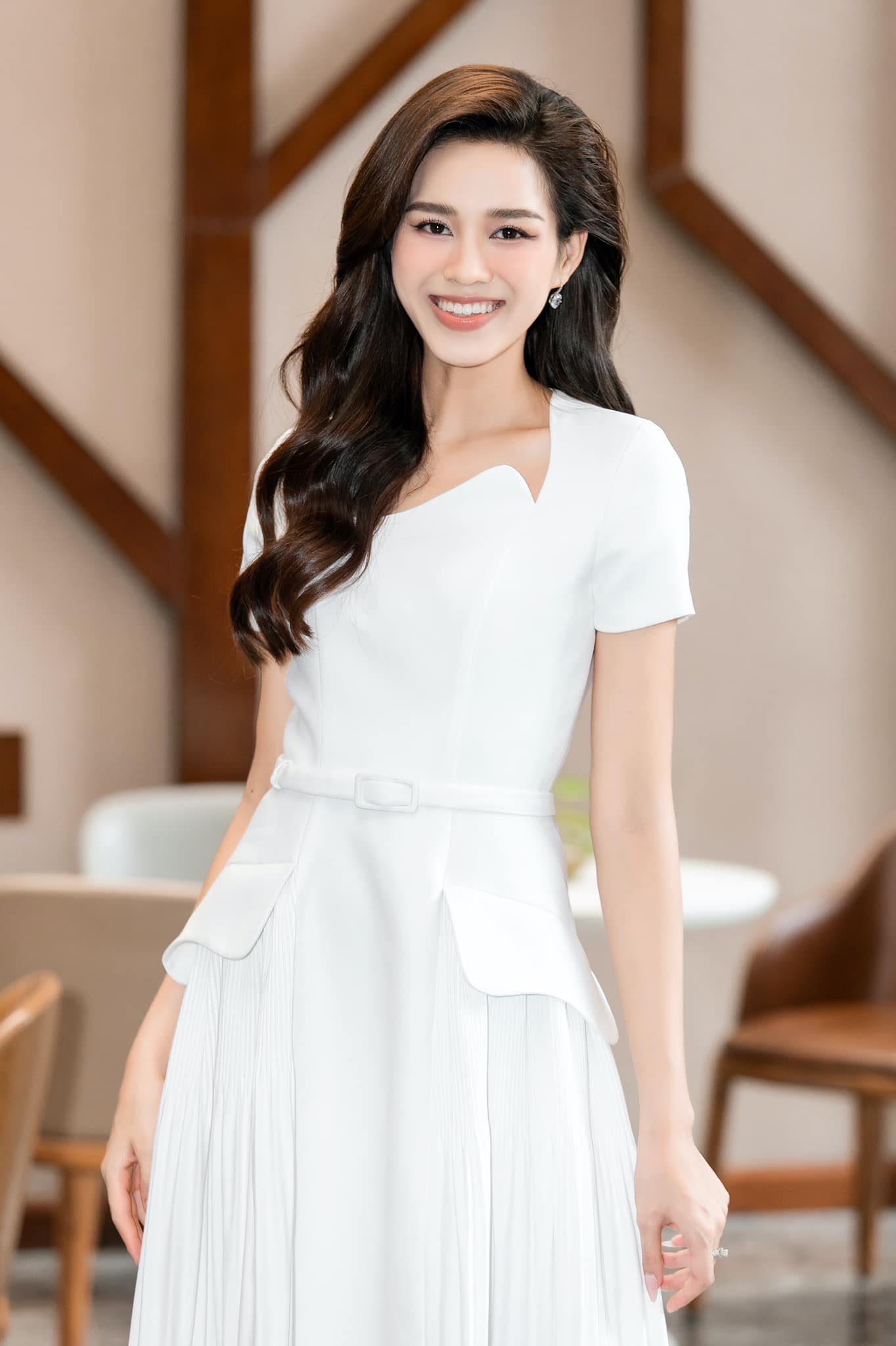 Hoa hậu Đỗ Thị Hà xinh đẹp tựa tiên nữ trong thiết kế màu trắng ...