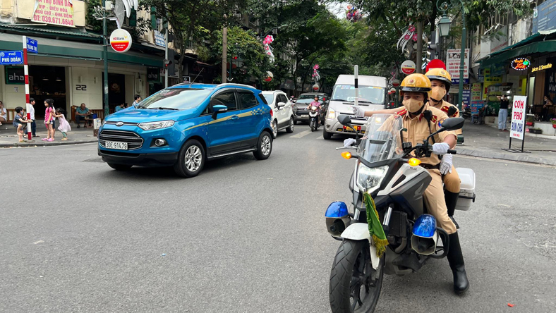 Cảnh sát giao thông dẫn đoàn thể thao trên phố Tràng Thi giờ tan tầm.