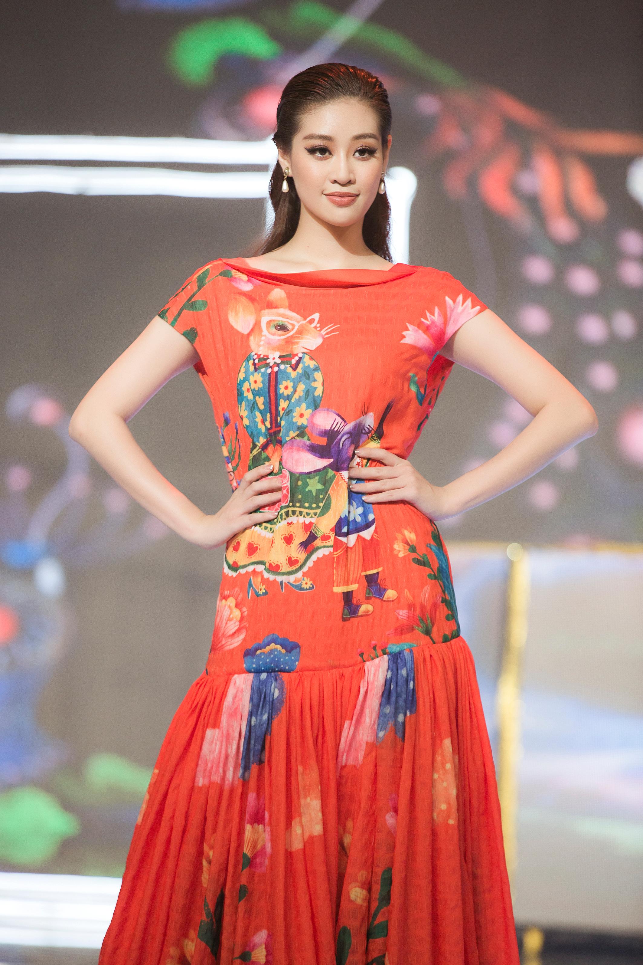 Hoa hậu Khánh Vân trở lại sàn diễn thời trang sau nửa năm đăng ...