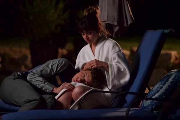Ana de Armas diễn cảnh tình cảm bên bạn diễn Tye Sheridan trong phim tội phạm, tâm lý The Night Clerk