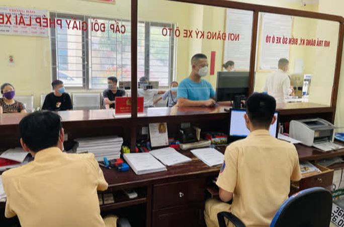 CSGT Công an tỉnh Thanh Hóa giải quyết thủ tục hành chính cho người dân