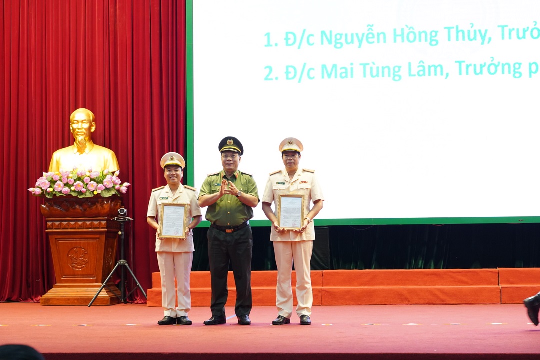 Trung tướng Nguyễn Hải Trung trao quyết định thăng cấp bậc hàm từ Thượng tá lên Đại tá cho 2 đồng chí chỉ huy phòng nghiệp vụ CATP 