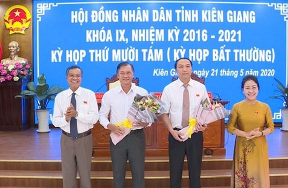 Ông Lâm Minh Thành (thứ hai, bên phải) nhận hoa chúc mừng từ lãnh đạo tỉnh Kiên Giang