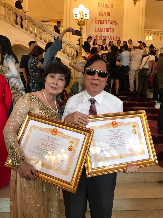 Nhạc sĩ Khải Hoàn và nghệ sĩ Kim Phương trong ngày đón nhận danh hiệu NSƯT tại Hà Nội năm 2019