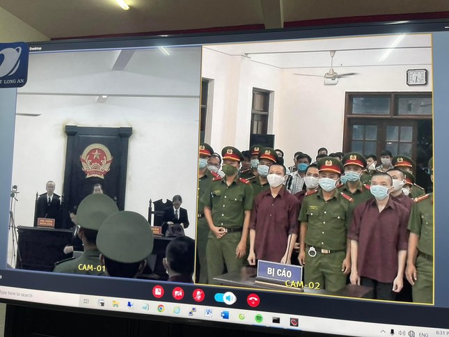 Các bị cáo nghe tòa tuyên án.