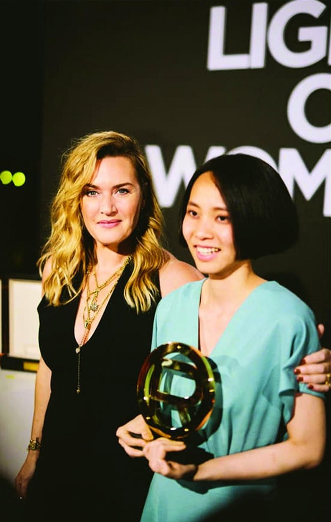 Diễn viên Kate Winslet trao giải thưởng Light on Women Award cho đạo diễn Mai Vũ tại LHP Cannes 2022