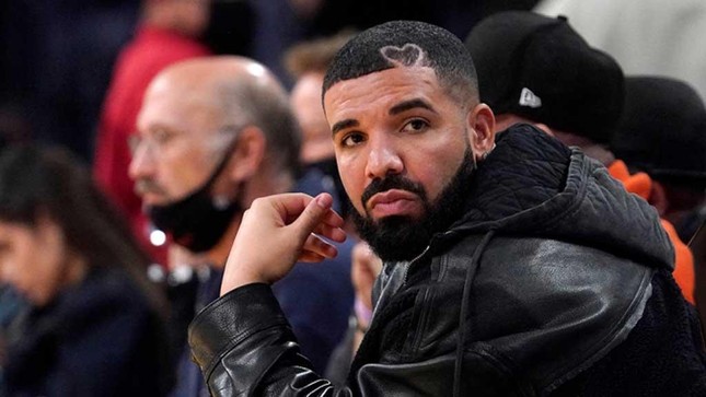 Nam rapper đình đám Drake đã bị kiện bởi một cô người mẫu quen qua mạng