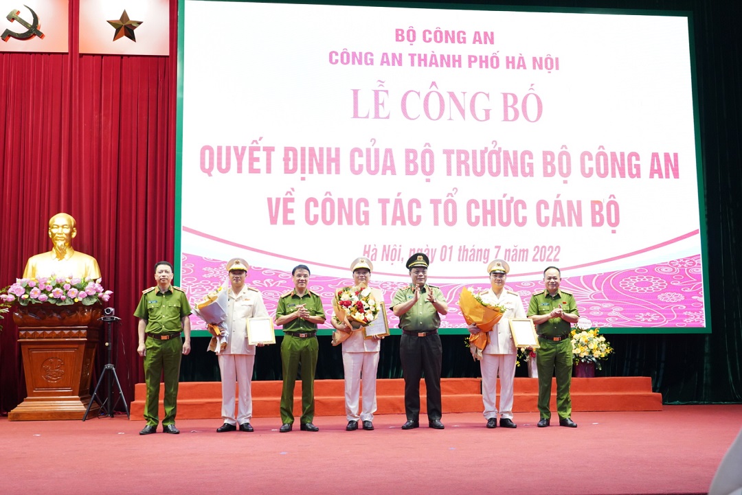 Đảng uỷ BGĐ Công an thành phố Hà Nội tặng hoa chúc mừng 03 tân Phó Giám đốc 