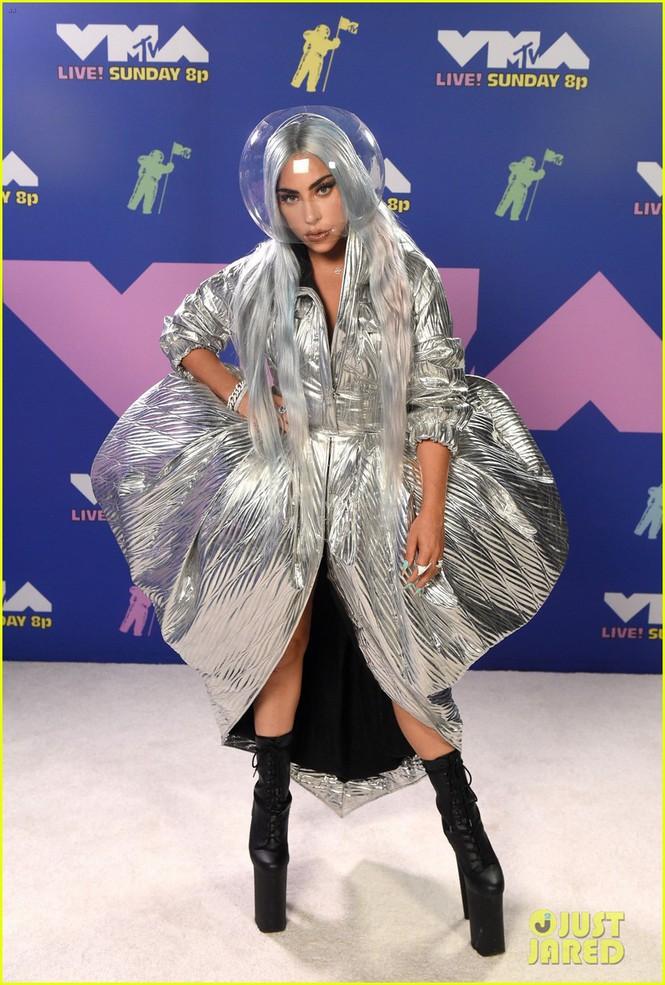Lady Gaga dự lễ trao giải MTV Video Music Awards 2020. Trên thảm đỏ, cô diện trang phục của Area, đi giày Pleasers