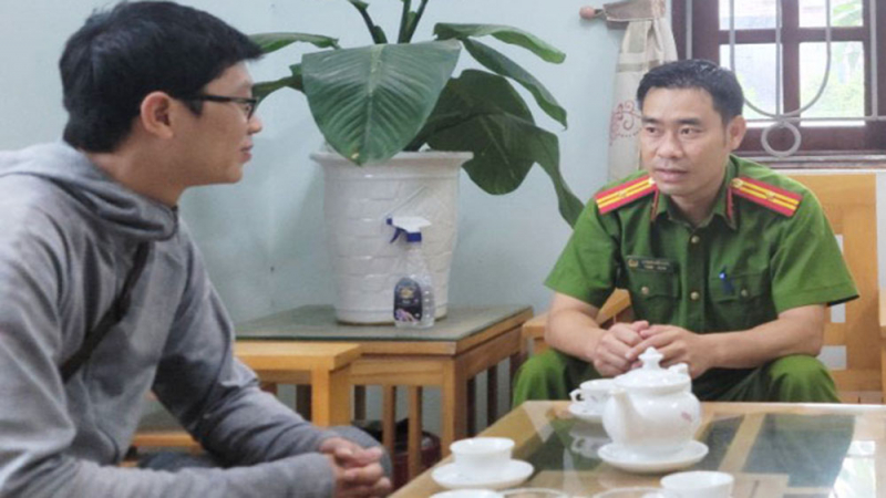 Thiếu tá Lương Hữu Bắc làm việc với người dân.