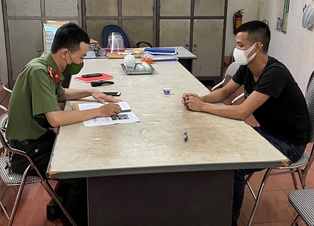 Lực lượng Công an làm việc với Phạm Đình Khiêm.
