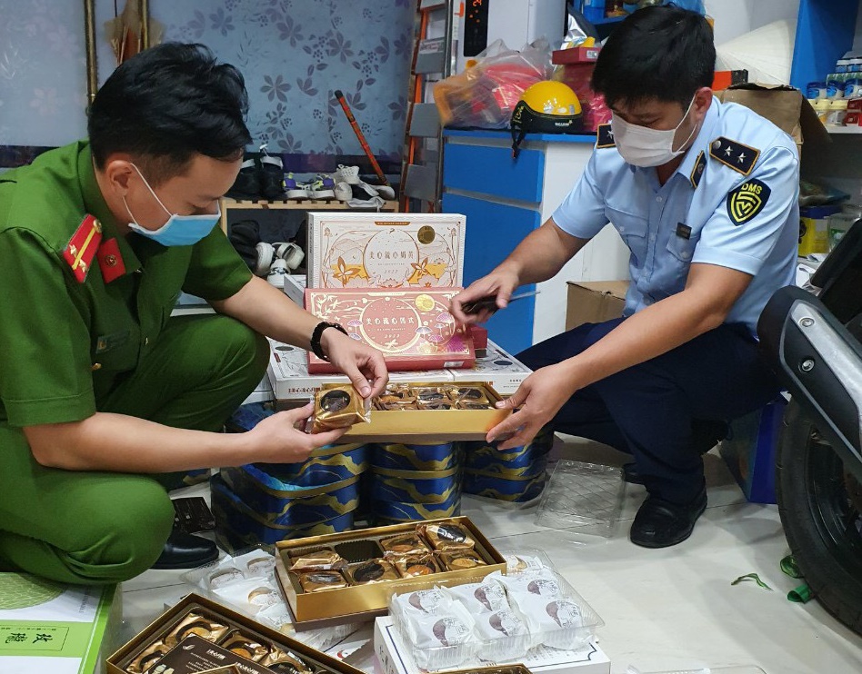 Lực lượng chức năng tiến hành kiểm tra tại cơ sở kinh doanh bánh trung thu trên địa bàn quận Hà Đông.