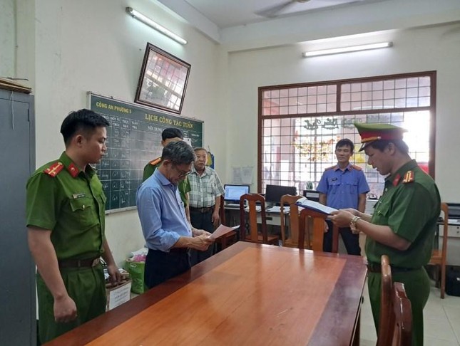 Công an thi hành các lệnh bắt bị can để tạm giam, lệnh khám xét nơi ở và nơi làm việc đối với Nguyễn Xuân Châu.