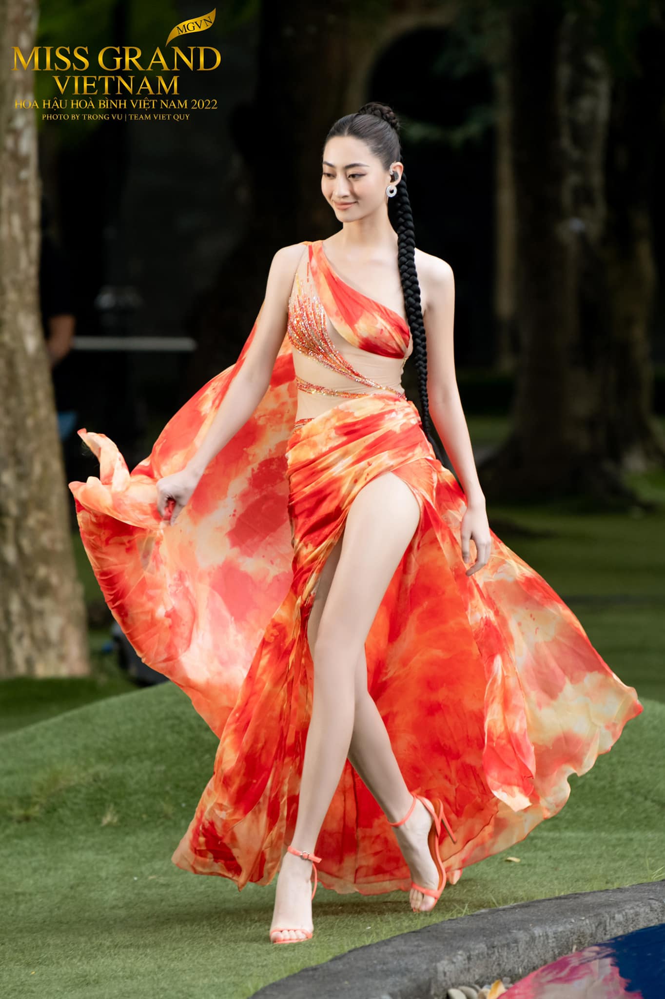 Hoa hậu Lương Thùy Linh cuốn hút với váy xẻ cao khoe chân 1m22 gợi ...