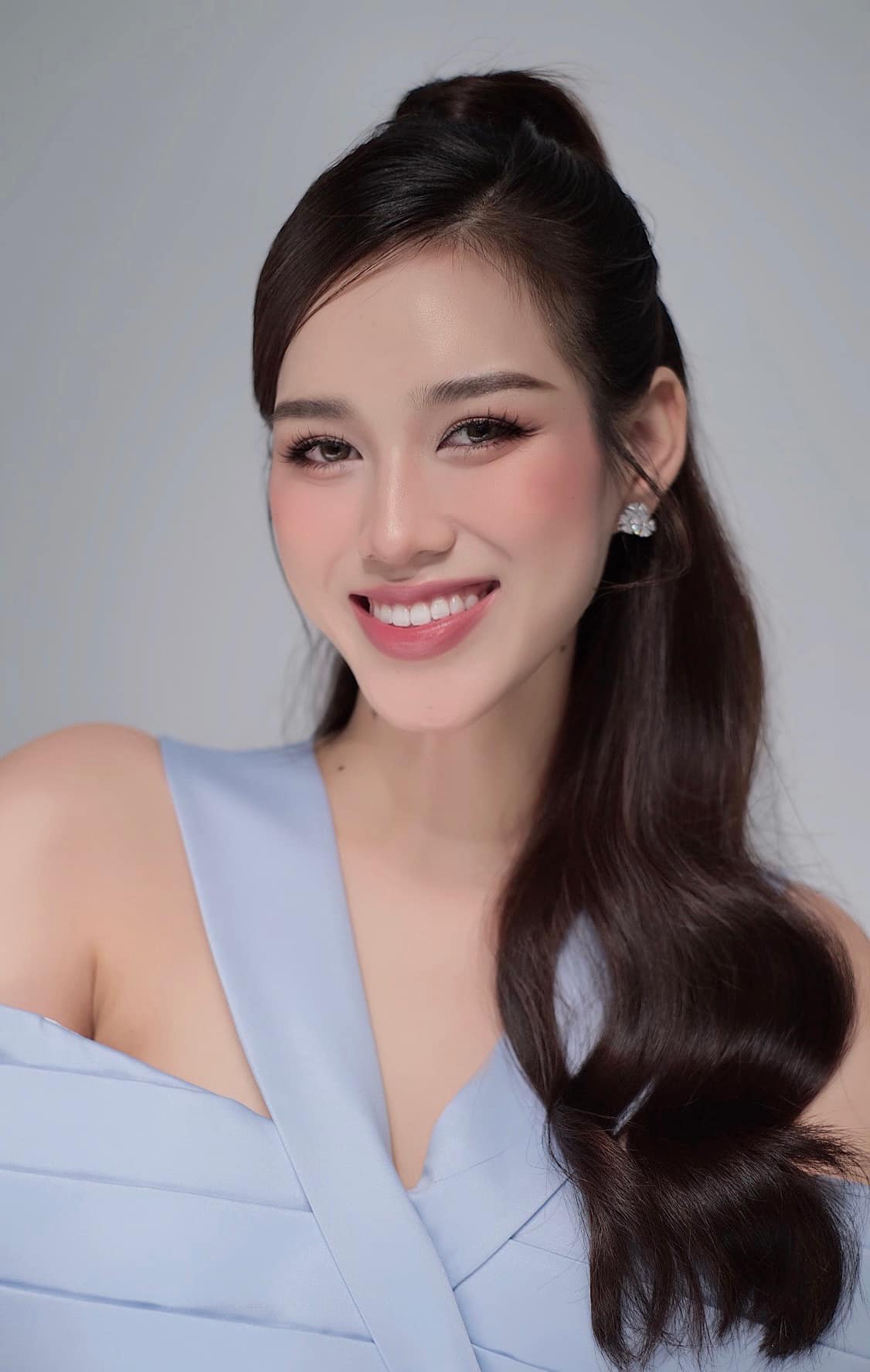 Cận cảnh gương mặt đẹp hoàn hảo của Hoa hậu Đỗ Thị Hà - Ảnh 1.