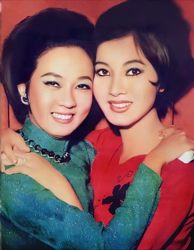 Thanh Nga (áo xanh) và Thẩm Thúy Hằng, hai trong Tứ đại mỹ nhân trước 1975