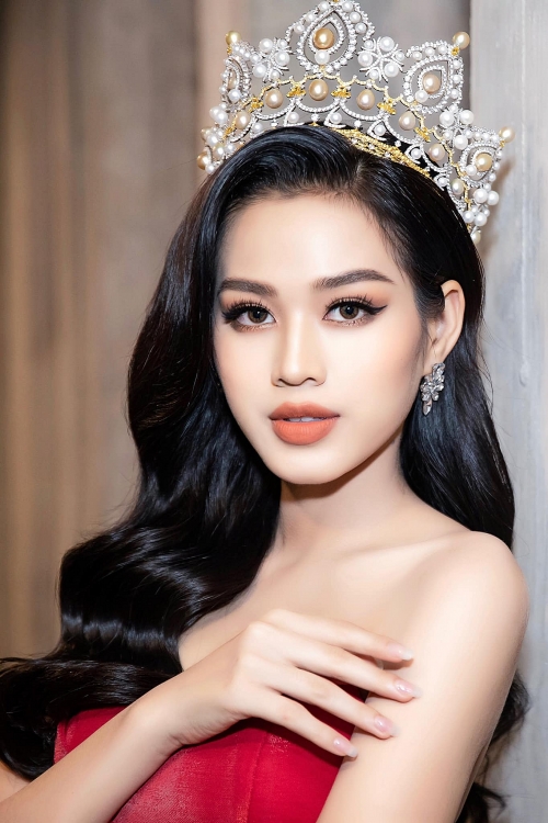 Cận cảnh gương mặt đẹp hoàn hảo của Hoa hậu Đỗ Thị Hà - Ảnh 4.