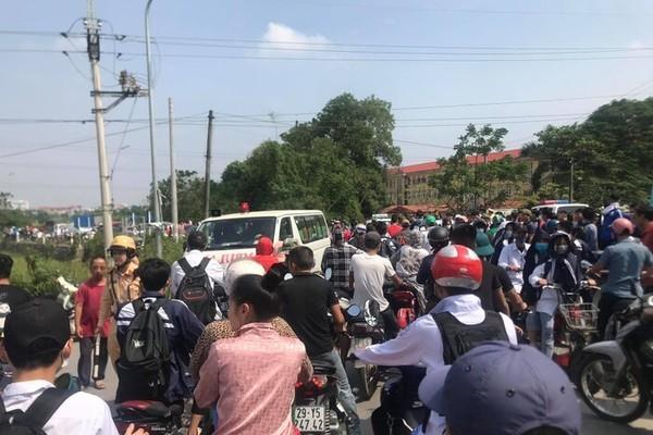 Người dân tâp trung khá đông theo dõi vụ việc 