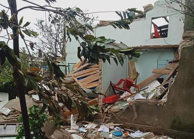 Bão số 9 còn làm rất nhiều nhà trên đảo Lý Sơn dân bị tốc mái, có những nhà gần như sập hoàn toàn.