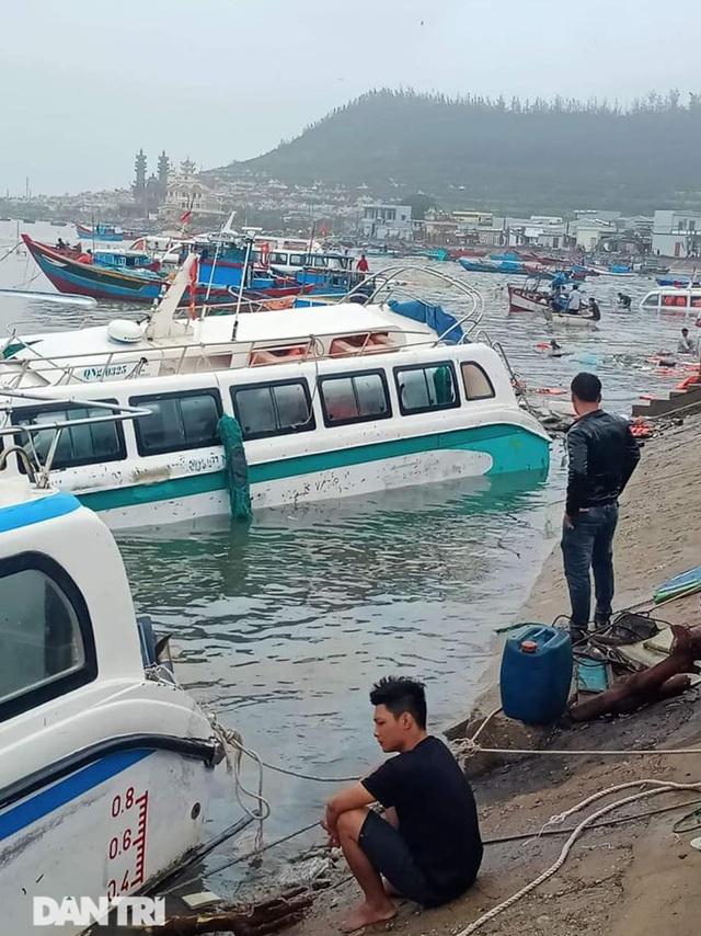 Nhiều tàu bị sóng lớn quật mạnh, va đập vào bờ đã thủng vỡ thân tàu, chìm dưới mặt nước.