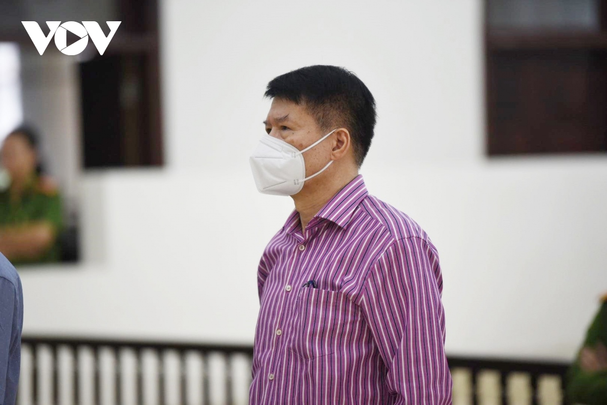 Cựu Thứ trưởng Bộ Y tế - Trương Quốc Cường đứng nghe tuyên án. (Ảnh: Trọng Phú)