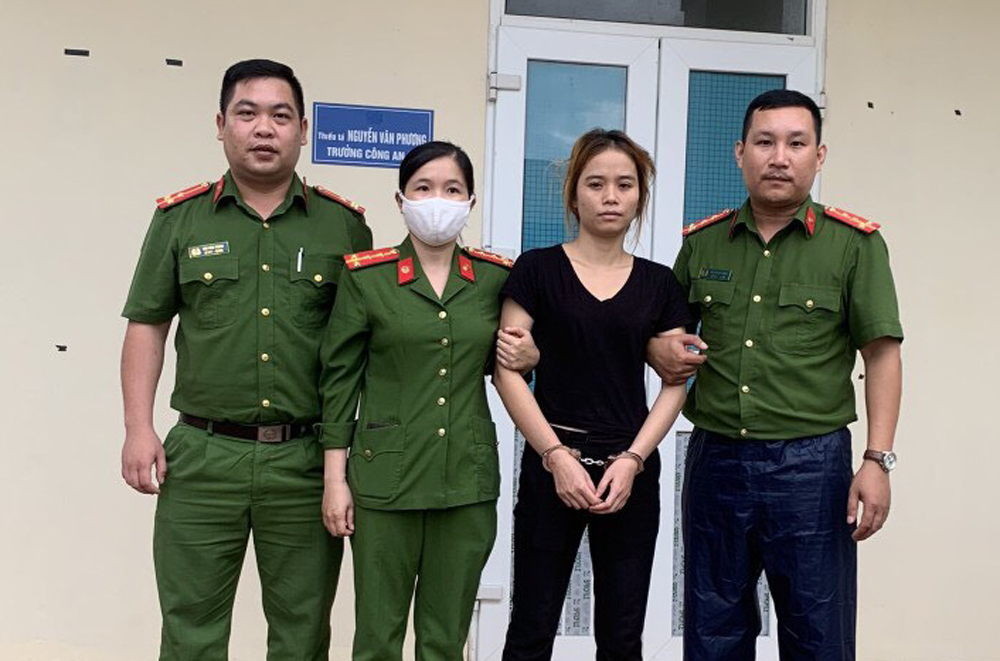 Lực lượng Công an bắt giữ đối tượng Bùi Thị Huấn