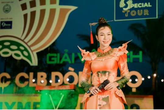 MC Nguyễn Hải Anh rạng rỡ trên sân khấu sự kiện