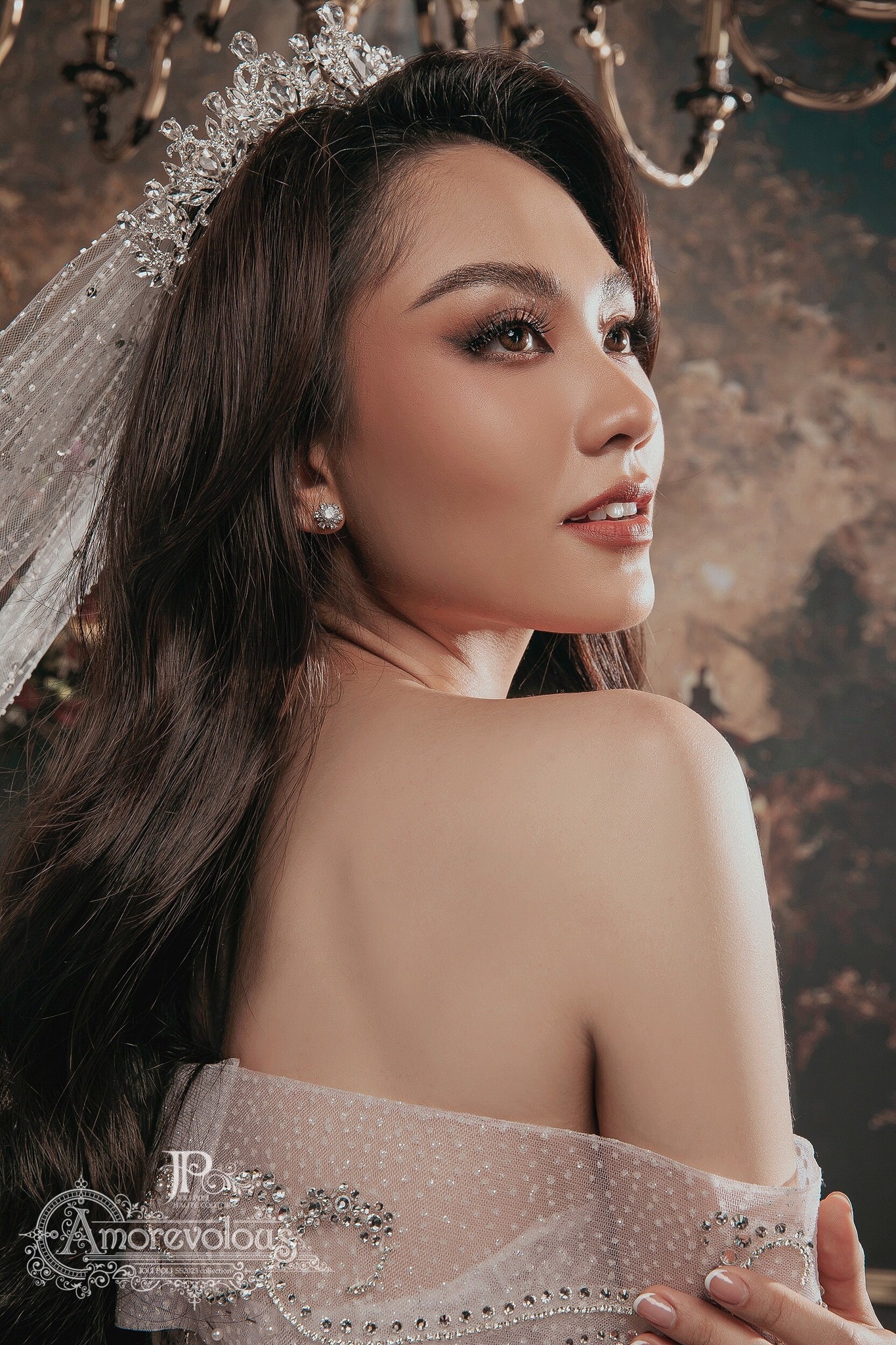 Hoa hậu Mai Phương lộng lẫy, kiêu sa trong trang phục váy cưới - Ảnh 1.