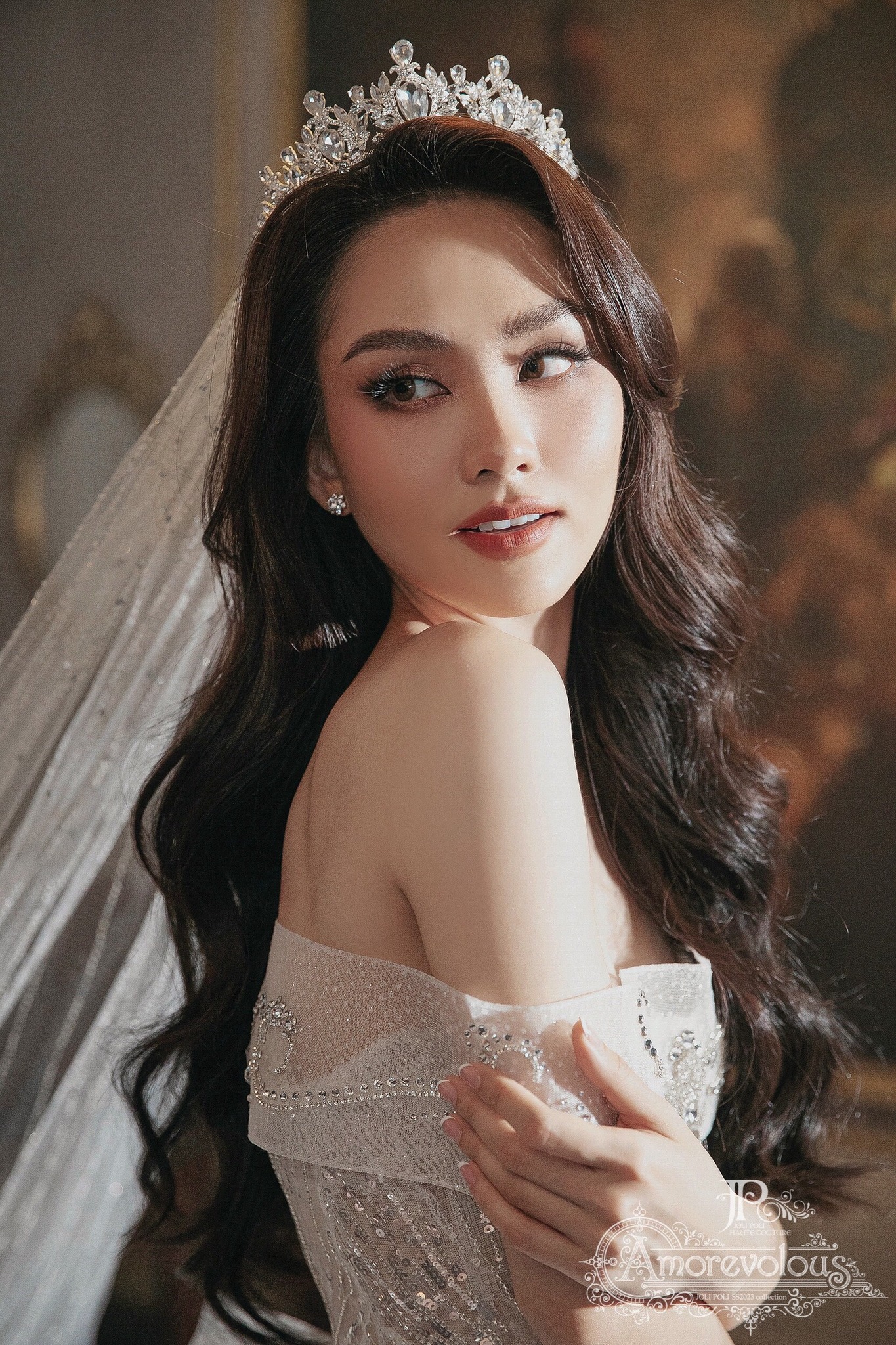 Hoa hậu Mai Phương lộng lẫy, kiêu sa trong trang phục váy cưới - Ảnh 2.