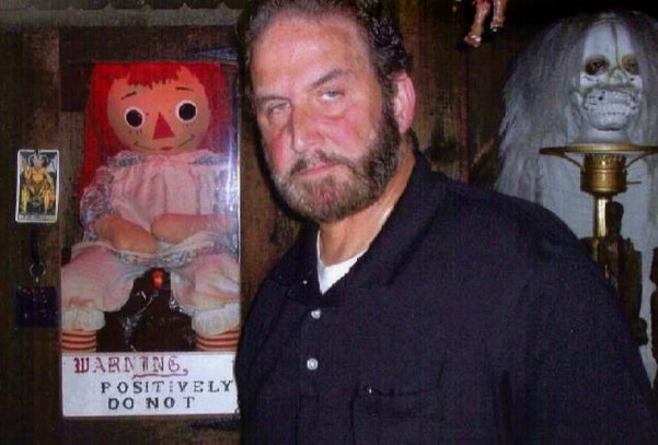 Ông Tony Spera bên tủ kính phong ấn búp bê Annabelle