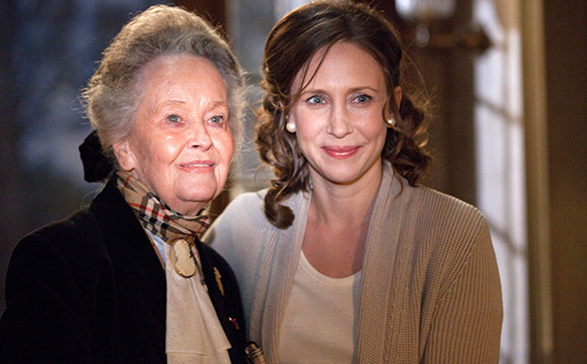 Lorraine Warren và nữ diễn viên Vera Farmiga - người thủ vai mình trong các phim điện ảnh Conjuring
