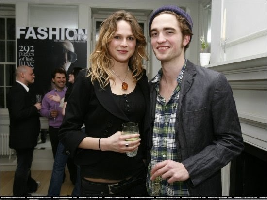 Robert Pattinson và Nina Schubert.