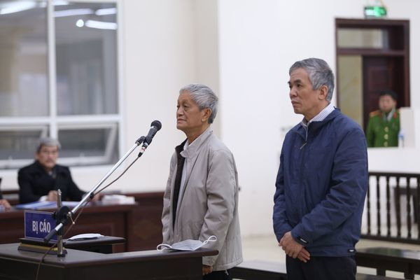 Hai bị cáo Phan Chí Dũng (bên phải) và ông Lê Quang Minh tại phiên tòa sáng nay