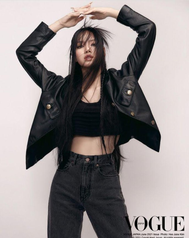 Lisa hot 2021, cái tên đang trở thành tâm điểm của giới trẻ và fan Kpop. Nếu bạn muốn biết tại sao, hãy xem ngay bức ảnh của Lisa để cảm nhận được phong cách thời trang tươi trẻ, đầy sức sống và tràn đầy năng lượng của nữ idol.