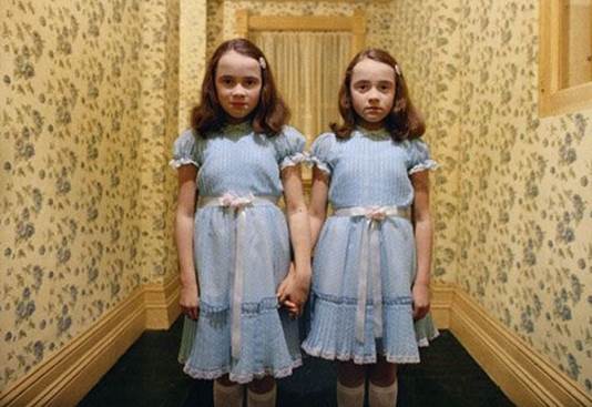 Hình ảnh hai đứa trẻ song sinh ma mị trong The Shining