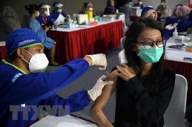 Nhân viên y tế tiêm vaccine phòng COVID-19 cho người dân tại Jakarta, Indonesia. (Ảnh: THX/TTXVN)