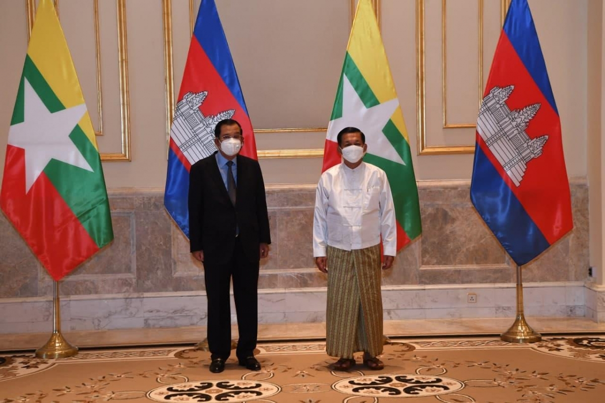 Thủ tướng Campuchia Hun Sen và Chủ tịch Hội đồng Hành chính Nhà nước Myanmar, Thống tướng Min Aung Hlaing. Ảnh: Fresh News