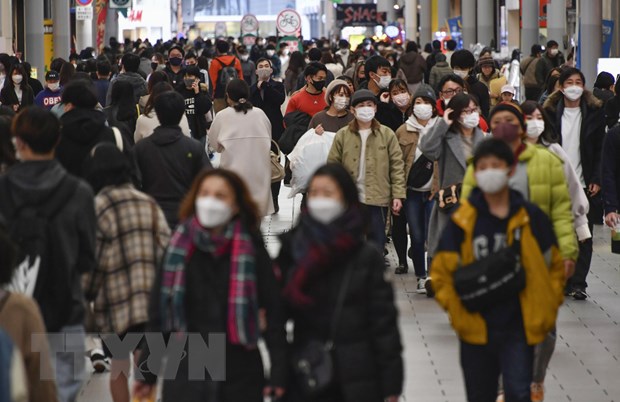Người dân đeo khẩu trang phòng dịch COVID-19 tại thành phố Hiroshima, Nhật Bản, ngày 9/1/2022. (Ảnh: Kyodo/TTXVN)
