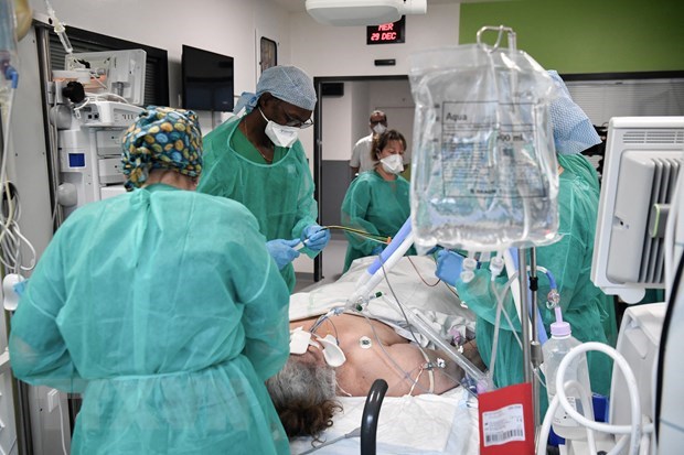 Nhân viên y tế điều trị cho bệnh nhân COVID-19 tại bệnh viện ở Saint-Denis, ngoại ô Paris, Pháp, ngày 29/12/2021. (Ảnh: AFP/TTXVN)