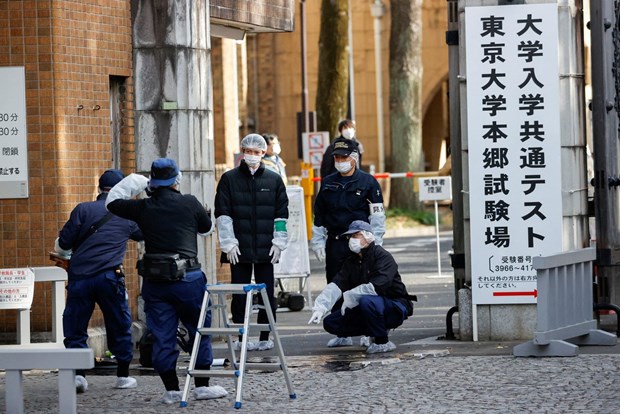 Cảnh sát Nhật Bản khám nghiệm hiện trường nơi xảy ra vụ tấn công ở cổng vào trường Đại học Tokyo ở Tokyo. (Nguồn: Reuters)