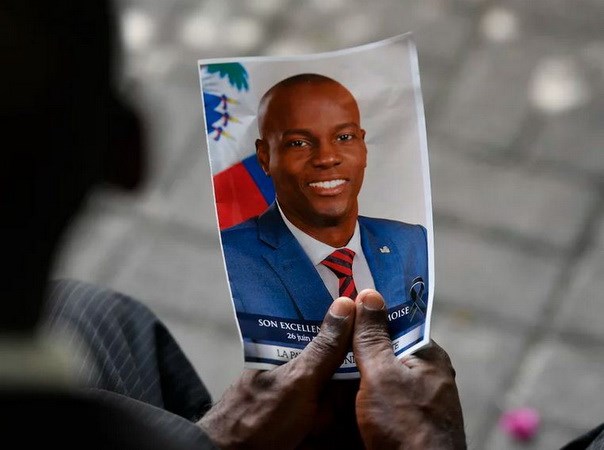 Một người dân cầm ảnh cố Tổng thống Haiti Jovenel Moïse trong lễ tưởng niệm ông ở Port-au-Prince, Haiti, ngày 20/7/2021. (Nguồn: AP)