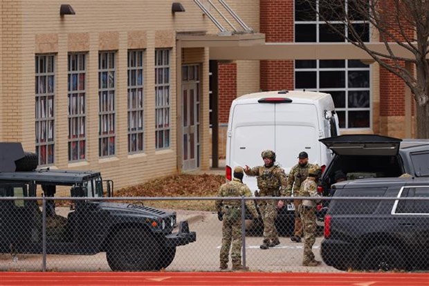 Cảnh sát được triển khai tại hiện trường vụ bắt cóc con tin ở giáo đường tại Colleyville, Texas (Mỹ), ngày 15/1/2022. (Ảnh: AFP/TTXVN)