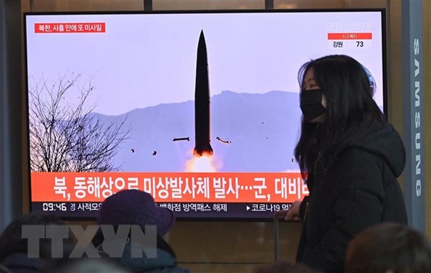 Hình ảnh phát trên truyền hình ở nhà ga Seoul, Hàn Quốc về vụ phóng thử tên lửa của Triều Tiên, ngày 17/1/2022. (Ảnh: AFP/TTXVN)