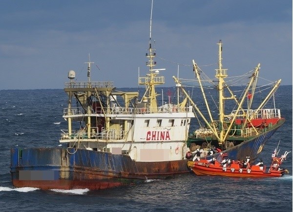Lực lượng bảo vệ bờ biển Hàn Quốc bắt giữ một tàu đánh cá của Trung Quốc. (Nguồn: koreaherald.com)