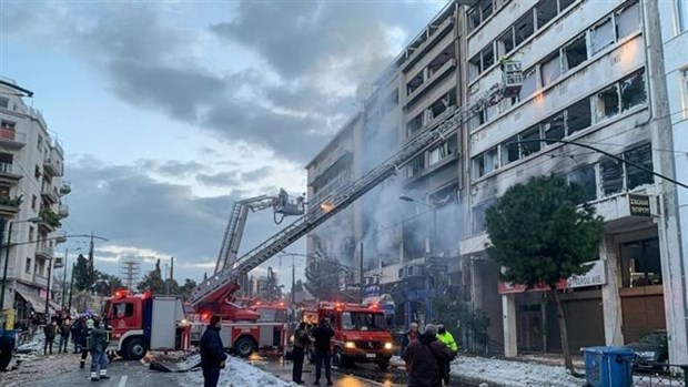 Lực lượng cứu hỏa nỗ lực khống chế đám cháy tại một tòa nhà ở thủ đô Athens (Hy Lạp), ngày 26/1/2022. (Ảnh: AP/TTXVN)