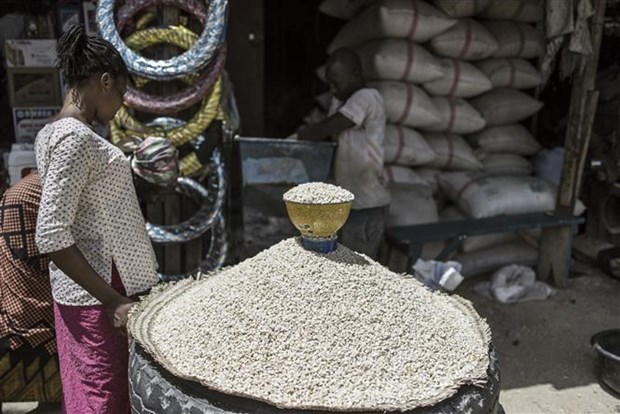 Người dân mua bột mỳ tại một khu chợ ở Ndjamena (Cộng hòa Chad). (Ảnh: AFP/TTXVN)